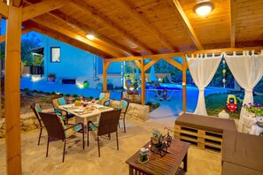 Outdoor dining - Villa Aclando with private swimming pool (Rethymno)