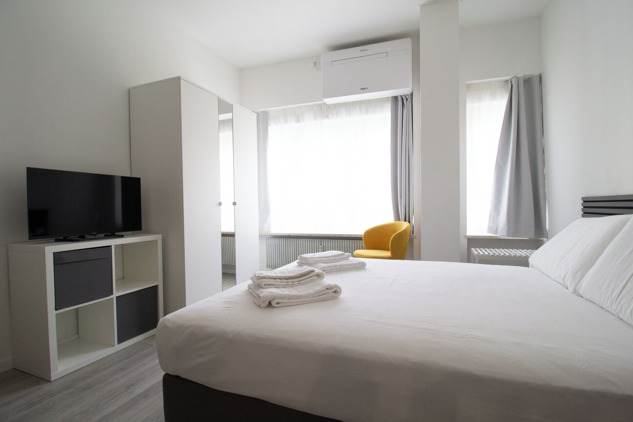 Tabla de planchar con plancha, wifi gratis, ropa de cama