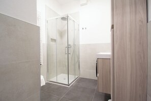 Dusche, Haartrockner, Handtücher