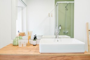 Dusj, hårføner og håndklær