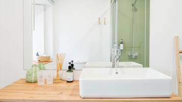 Een douche, een haardroger, handdoeken