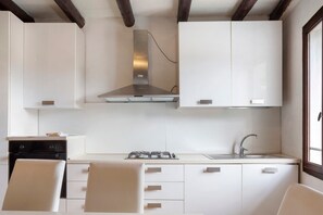 Réfrigérateur, un four, surface de cuisson, lave-vaisselle