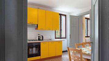 Frigorifero, forno, piano cottura, bollitore elettrico