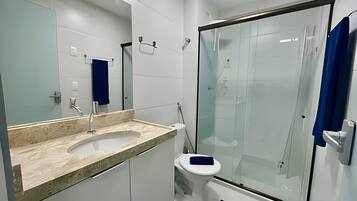 Apartment | Bathroom | Shower, hair dryer, towels, soap