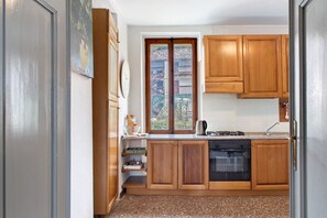 Frigorifero, forno, piano cottura, bollitore elettrico