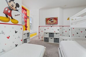 3 habitaciones, tabla de planchar con plancha y cuna de viaje 