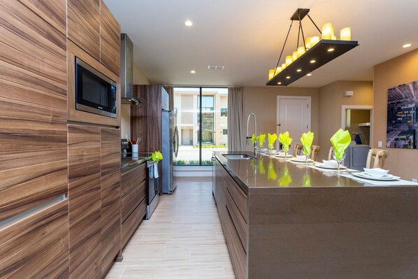 Køleskab, mikrobølgeovn, ovn, kogeplade