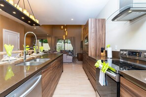 Køleskab, mikrobølgeovn, ovn, kogeplade