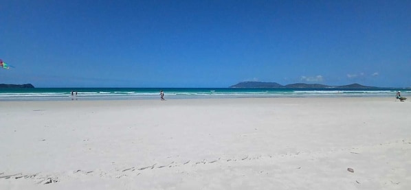 En la playa, arena blanca