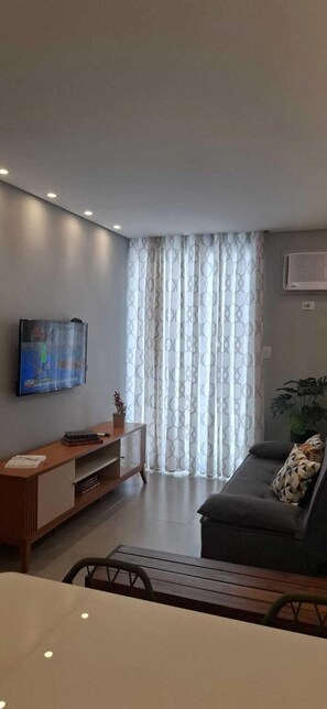 Een 42-inch televisie met digitale zenders, Netflix en streamingdiensten