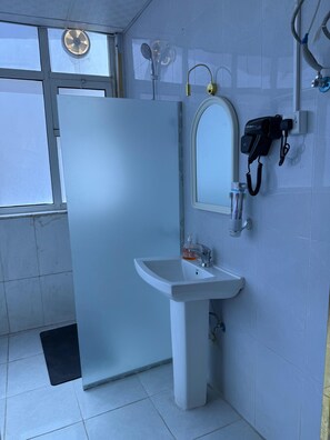 Basic Single Room | Bathroom - Fursan Al Ghad (Madinah)