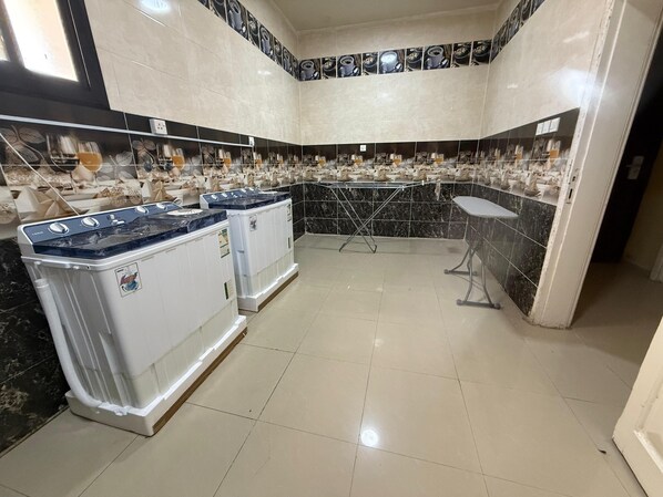 تناول الطعام داخل الغرفة