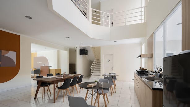Een moderne keuken met een zwarte koelkast, houten kasten en een eethoek met een ronde tafel en stoelen.