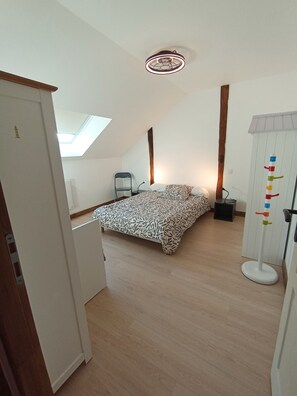 2 bedrooms, iron/ironing board, WiFi, bed sheets