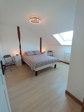 2 chambres, fer et planche à repasser, Wi-Fi, draps fournis