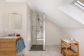 Regadera, secadora de cabello, toallas 