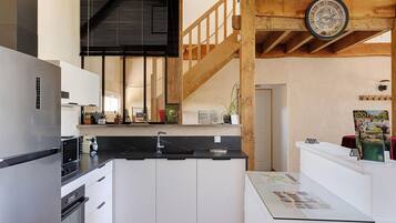 KĂŒhlschrank, Mikrowelle, Ofen, Herdplatte