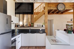 Fridge, microwave, oven, stovetop - Cottage with Pool in the Countryside, Perfect for a Family of 4 near Le Lude and Zoo de la Flèche (Noyant-Villages)