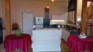 Réfrigérateur, micro-ondes, four, plaque de cuisson