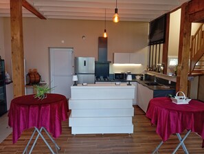 Fridge, microwave, oven, stovetop - Family Cottage in the Countryside (Noyant-Villages)