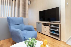 Apartment, 2 Bedrooms, Smoking, Balcony | Living room