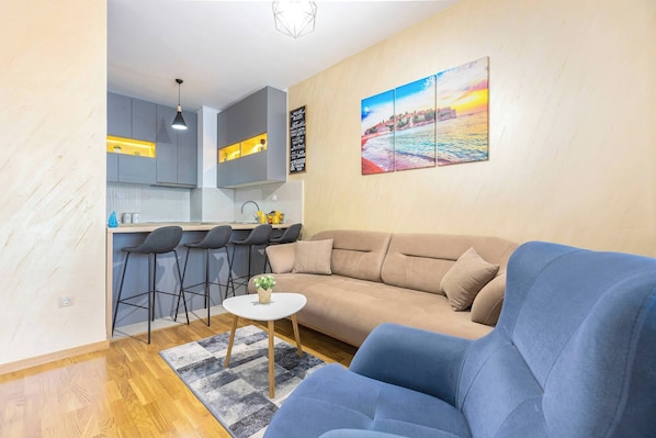 Apartment, 2 Bedrooms, Smoking, Balcony | Living room