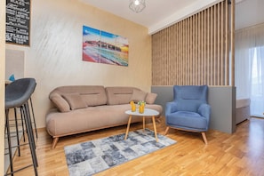 Apartment, 2 Bedrooms, Smoking, Balcony | Living room