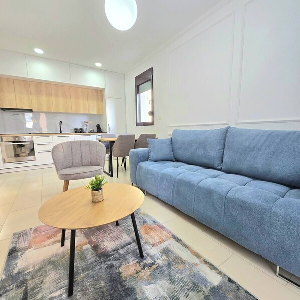 Apartment, 1 Bedroom, Smoking, Balcony | Living room