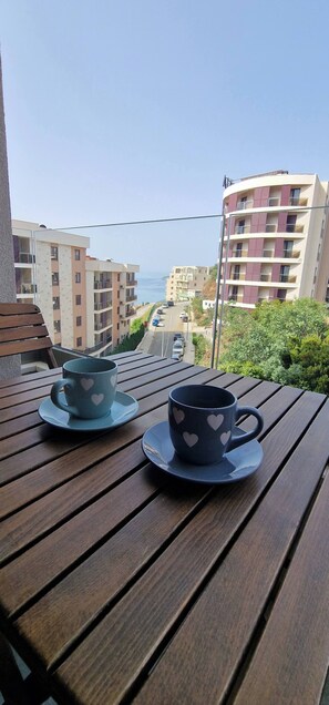 Studio, 1 Bedroom, Smoking, Balcony | Outdoor dining