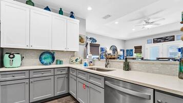 House, Multiple Beds (Palm Beach Oasis) | Private kitchen