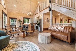 Smart TV, fireplace, video games, table football - NEW Luxury Cabin w/ Views*Private Pool*Game Room*Hot Tub (SEVIERVILLE)