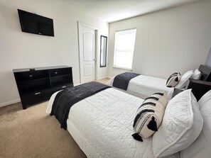 6 habitaciones, tabla de planchar con plancha y cuna de viaje 