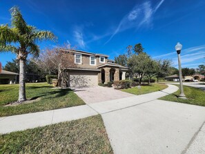 Property grounds - Amazing 5BD/5BA House with Pool and TV Near Disney (Kissimmee)