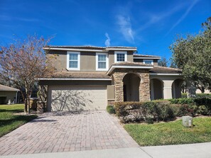 Exterior - Amazing 5BD/5BA House with Pool and TV Near Disney (Kissimmee)