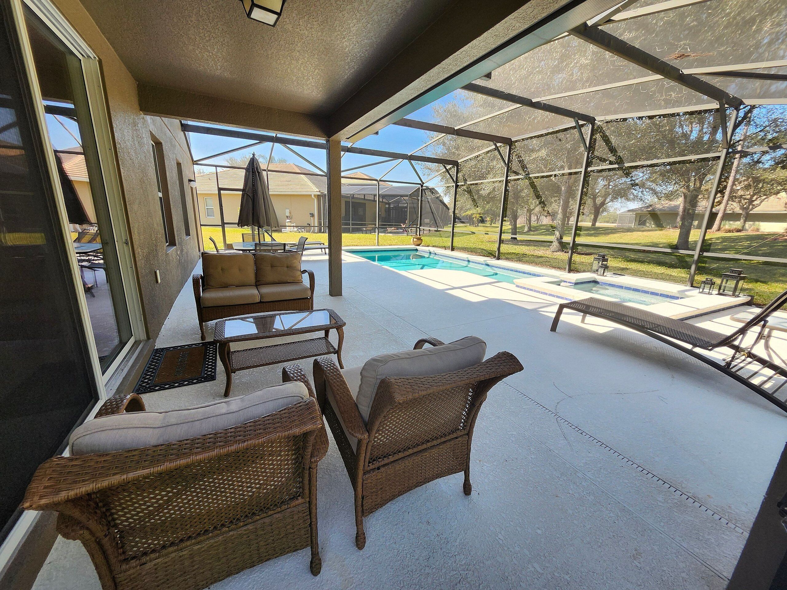 Een binnenzwembad, een buitenzwembad