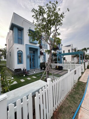 Property grounds - Family Comfort in Style – 4 Bedroom Santorini Villa Made for Togetherness (Thành phố Phan Thiết)