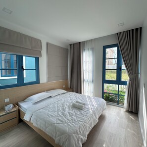 4 bedrooms, iron/ironing board, WiFi, bed sheets - Family Comfort in Style – 4 Bedroom Santorini Villa Made for Togetherness (Thành phố Phan Thiết)