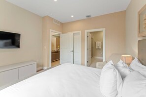 4 bedrooms, iron/ironing board, travel cot, free WiFi - 3212 Magic Village 8 guests lakefront 8 min Disney (Kissimmee)