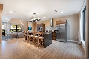 Fridge, microwave, oven, stovetop - 7458 Magic Village 8 guests - 8 min Disney (Kissimmee)