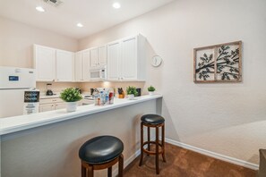 Fridge, microwave, oven, stovetop - 3BD Apartment at Bahama Bay Resort (Davenport)