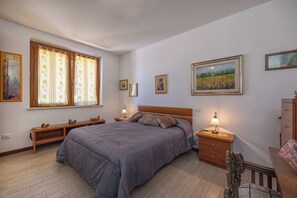 2 عدّة غرف نوم ومكت�ب وواي فاي مجانًا وملاءات أسرّة