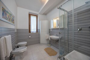 Dusche, Haartrockner, Bidet, Handtücher