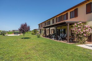 Outdoor dining - Spacious apartment with all amenities within walking distance of Castiglione del Lago. (Macchie)
