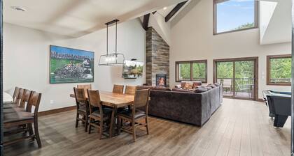 Ideal Location on WFC |Pool Table| Pool & Hot Tub