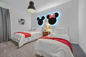 4 bedrooms, iron/ironing board, travel crib, free WiFi - 3BR Condo – Mickey Room + Pools & Entertainment! (Davenport)