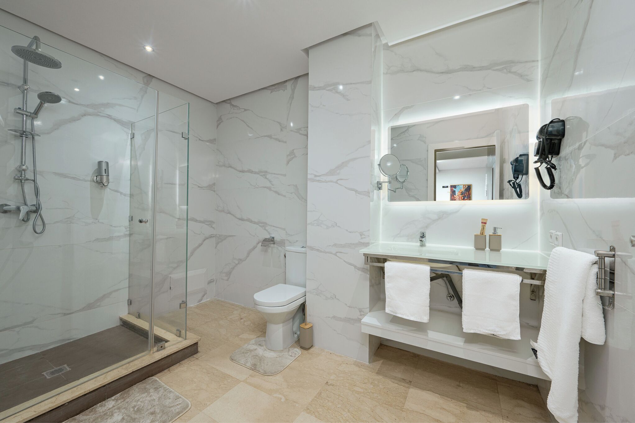 Dusche, Haartrockner, Bidet, Handtücher