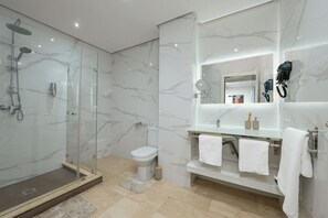 Dusche, Haartrockner, Bidet, Handtücher