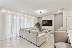 Smart TV, video games - Five-Bedroom Home with Private Pool at Windsor Cay (Clermont)