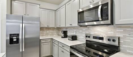 ثلاجة، ميكروويف، فرن، موقد طهي مسطح