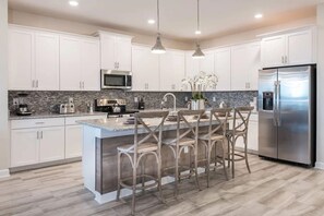 冷蔵庫、電子レンジ、オーブン、コンロ